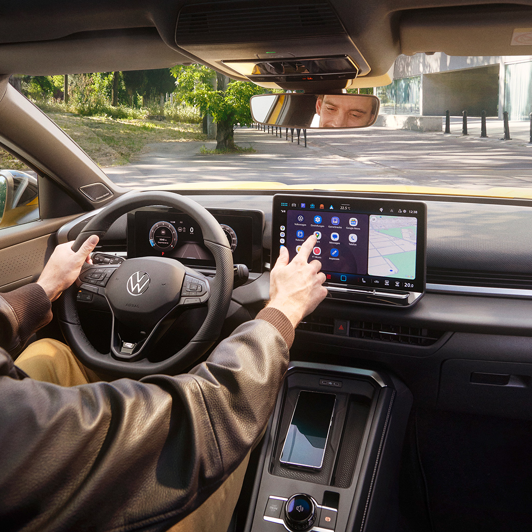 TC1287_T-roc_interior_man_using_apple_carplay