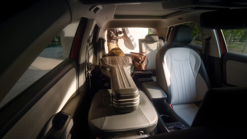 TC1294_T-Roc_guitar_case_lying_on_folded_seats