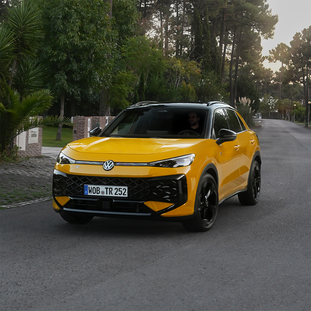 TC1402_T-Roc_driving_on_road_sun_in_background